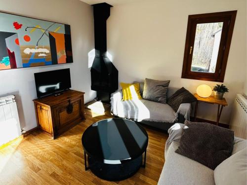 Casa Mya. A Modern Duplex in the Spanish Pyrenees in พีรินีโออราโกเนส