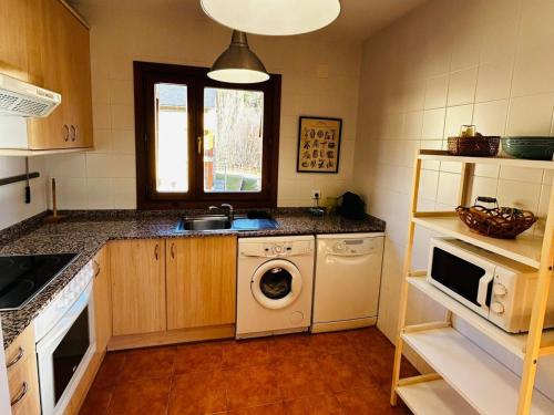 Casa Mya. A Modern Duplex in the Spanish Pyrenees in พีรินีโออราโกเนส