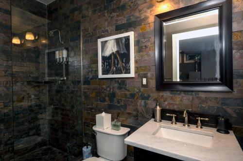 Queen Suite image 2