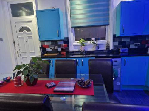 Kitchen, KAYUMBA Properties LTD in Leeds Suburbs