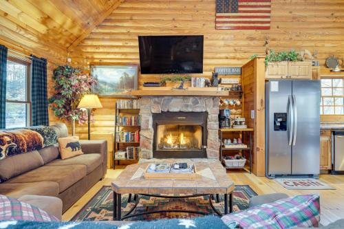 Pet-Friendly Cabin w/ Loft: 5 Mi to Lake Lure!, Lake Lure
