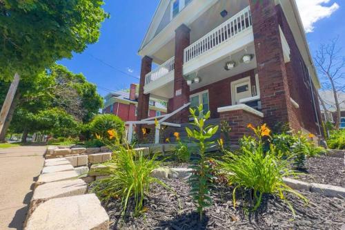 Comfortable 3BR, 1 Bath close to the falls in Niagara Falls, USA
