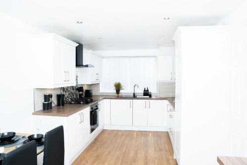 บริการและสิ่งอำนวยความสะดวก, Stylish 3 bed house with free parking in ฮันส์เลต คาร์