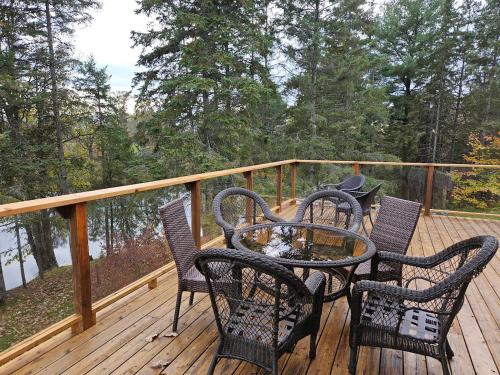 Waterfront, dream stay at Belle Vue Cottage in Seguin (ON)