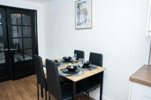 บริการและสิ่งอำนวยความสะดวก, Stylish 3 bed house with free parking in ฮันส์เลต คาร์