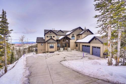 Spacious Utah Escape with Balcony and Mountain Views!