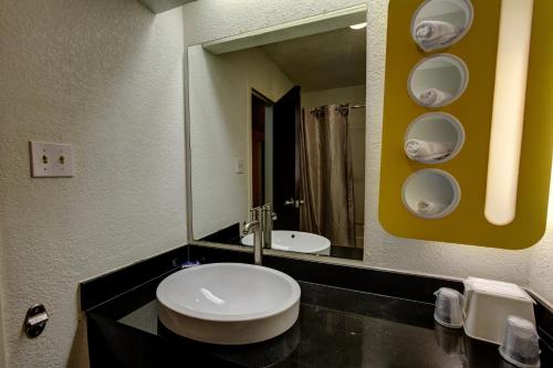 Motel 6-Houston TX - Hobby - image 7