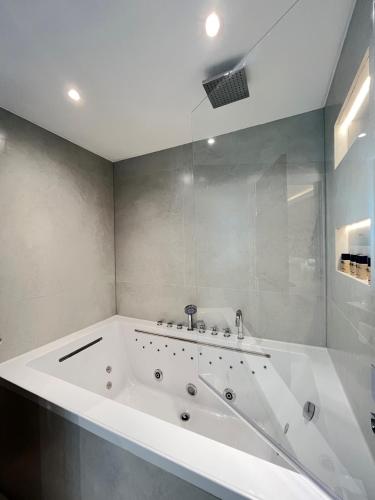 Bathroom, Philharmonic Hotel near Williamson Tunnels - Friends of Williamson's Tunnels