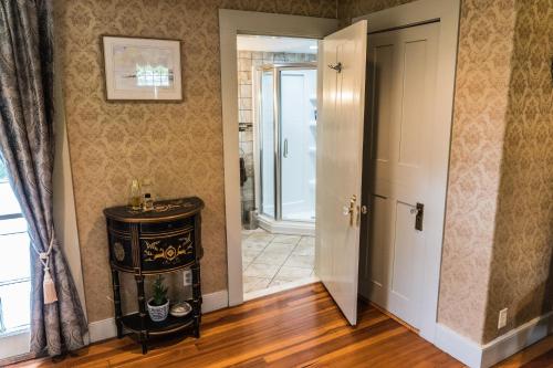 دش, Antique1242 British Bed & Breakfast in Enfield