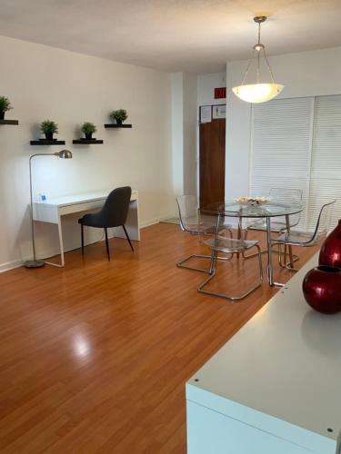 Cozy Ocean View Apartment by Miami Te Espera - HALLANDALE 11E in Hollywood, USA