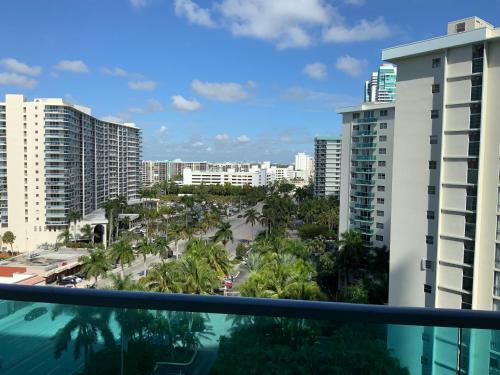 Cozy Ocean View Apartment by Miami Te Espera - HALLANDALE 11E in Hollywood, USA