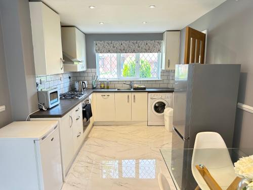 Konyha, Modern 3 bed House with two bathrooms! Free parking! in Bar Hill