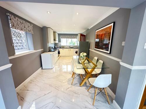 Létesítmények, Modern 3 bed House with two bathrooms! Free parking! in Bar Hill