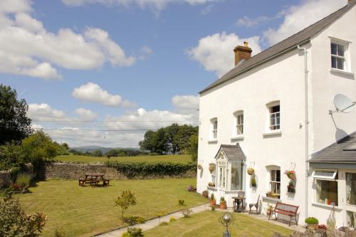 Llansabbath Country Farmhouse B&b