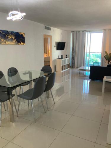 Modern Ocean View Apartment by Miami Te Espera - HALLANDALE 9E in Miami, USA