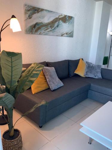 Modern Ocean View Apartment by Miami Te Espera - HALLANDALE 9E in Miami, USA