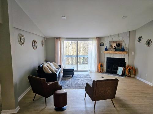 Da.Luxe Cottage Mtn Island Area on 1.56 Acres in Charlotte, USA