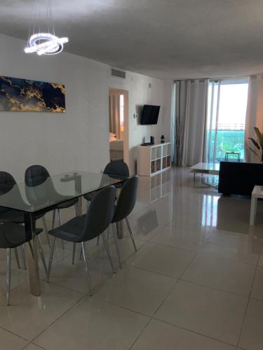 Modern Ocean View Apartment by Miami Te Espera - HALLANDALE 9E in Miami, USA