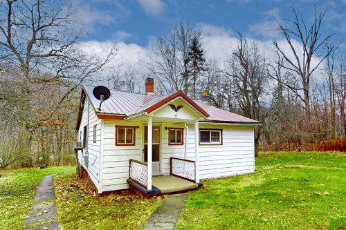 Wolf Den Retreat in Swanton, USA