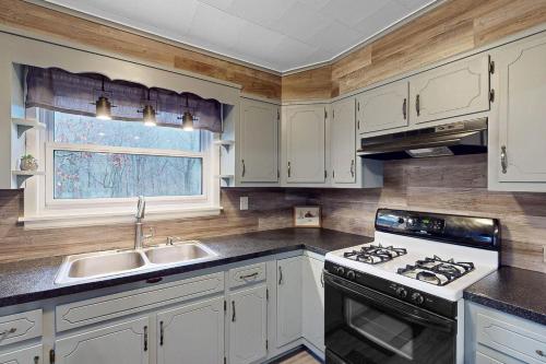 Wolf Den Retreat in Swanton, USA