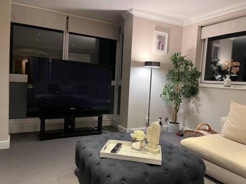 Penthouse High Spec Flat-Call 4 LONG STAY discount