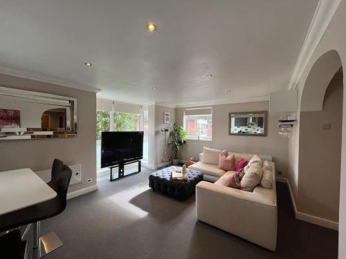 Penthouse High Spec Flat-Call 4 LONG STAY discount