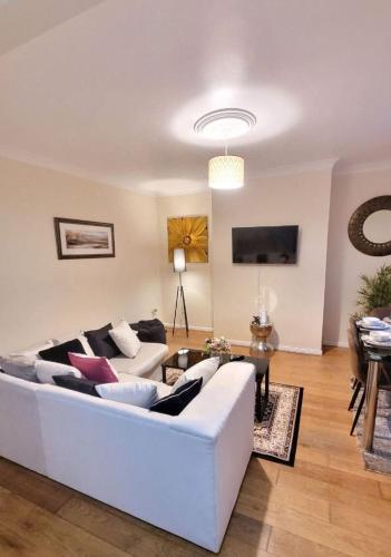 Three Bed House with free on-site parking Sleeps 5