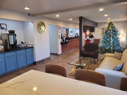 Best Western Plus Altoona Inn - image 2