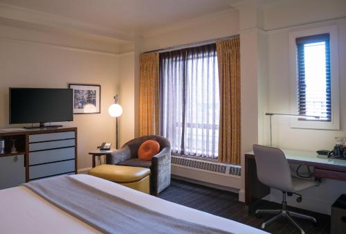 Superior King Room image 6
