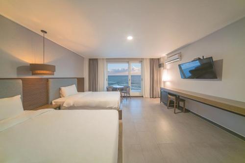 Family Twin Room with Sea View + Free Breakfast for 2 persons