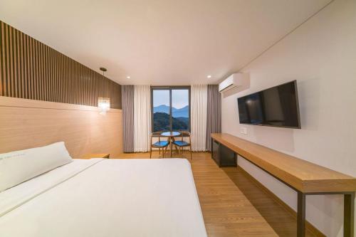 Standard Double Room with Mountain View + Free Breakfast for 2 persons