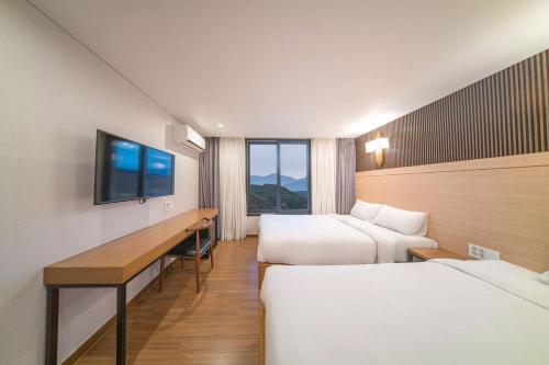 Standard Twin Room with Mountain View with 2 Highballs and Snack