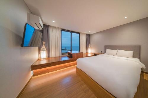 Deluxe Double Room with Sea View with 2 Highballs and Snack