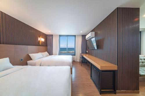Corner Suite with Sea View with 2 Highballs and Snack
