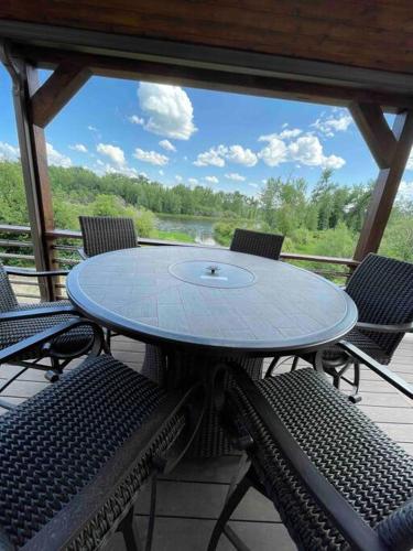 Secluded Riverside Farm House - Near Sand Dunes Secluded Riverside Farm House - Near Sand Dunes