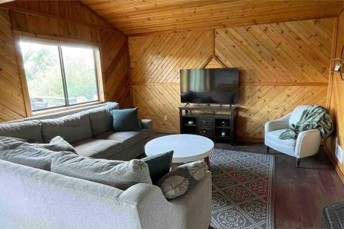 Secluded Riverside Farm House - Near Sand Dunes Secluded Riverside Farm House - Near Sand Dunes