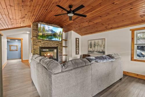 Cozy Home W/ King Bed & Lake access