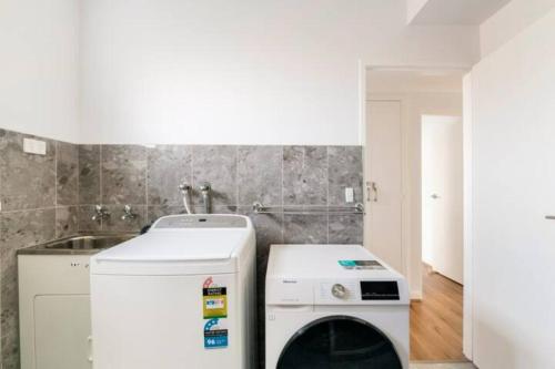 Unwind in style only 7km from CBD