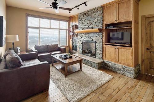 B&B Big Eddy - Luxury Aspens 2 Bdrm Condo with Best Views - Bed and Breakfast Big Eddy