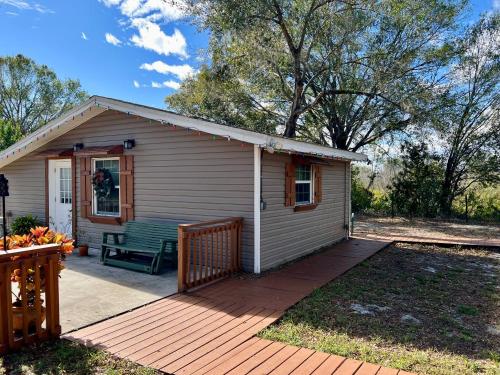 A szálláshely kívülről, The Lake Alfred Citruswood Cabin in Auburndale (Florida)