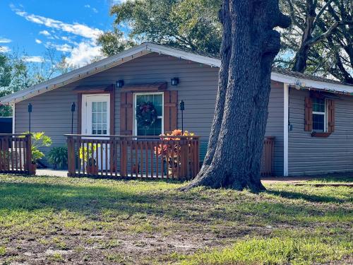 A szálláshely kívülről, The Lake Alfred Citruswood Cabin in Auburndale (Florida)