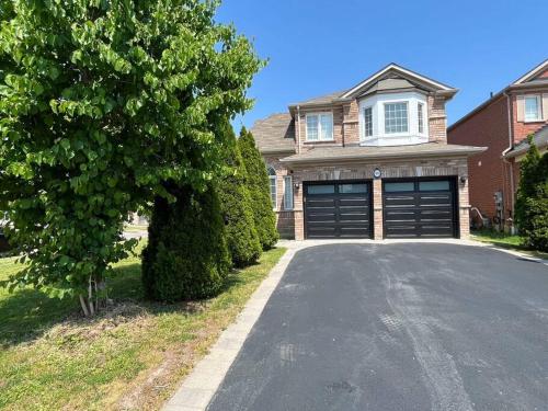 Spacious + Minimalistic Home in Whitby photo 3