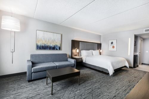 HOLIDAY INN EXPRESS AND SUITES TORONTO AIRPORT SOUTH By IHG – khách sạn tại Etobicoke