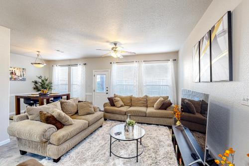 3 Mi To Downtown Conroe: Updated Townhome W/ Yard - Conroe, TX