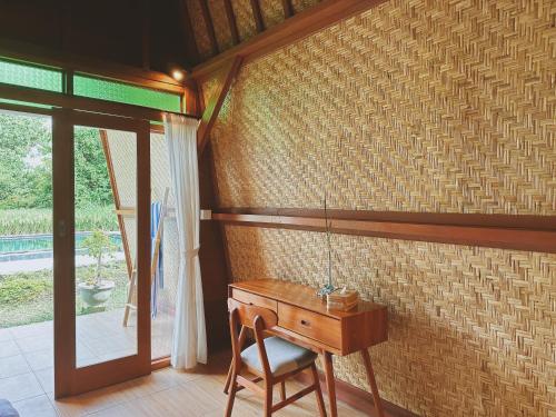 Double Room with Pool View image 10