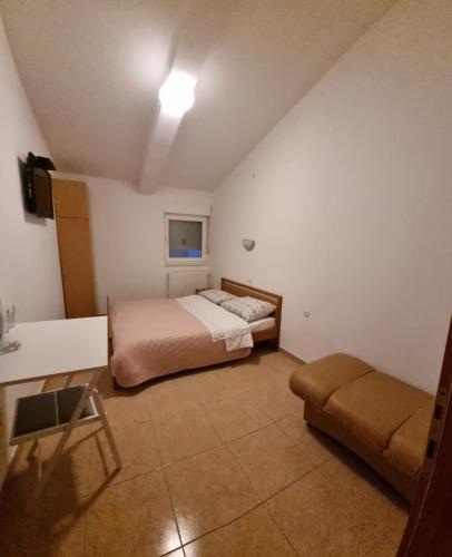 Apartments and rooms Niki 2
