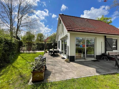 Spacious home with a garden near the Langweerder Wielen