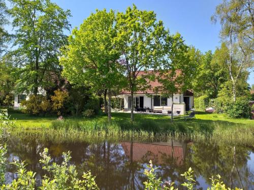 Spacious home with a garden near the Langweerder Wielen