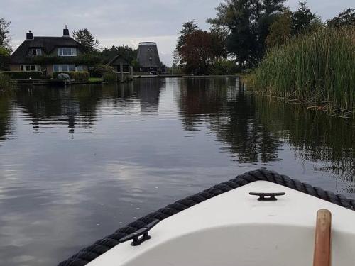 Cozy Chalet in Giethoorn in a wonderful environment