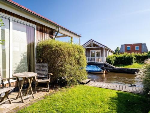 Vrt, The cosy furnished chalet is located directly by the water in Heerenveen